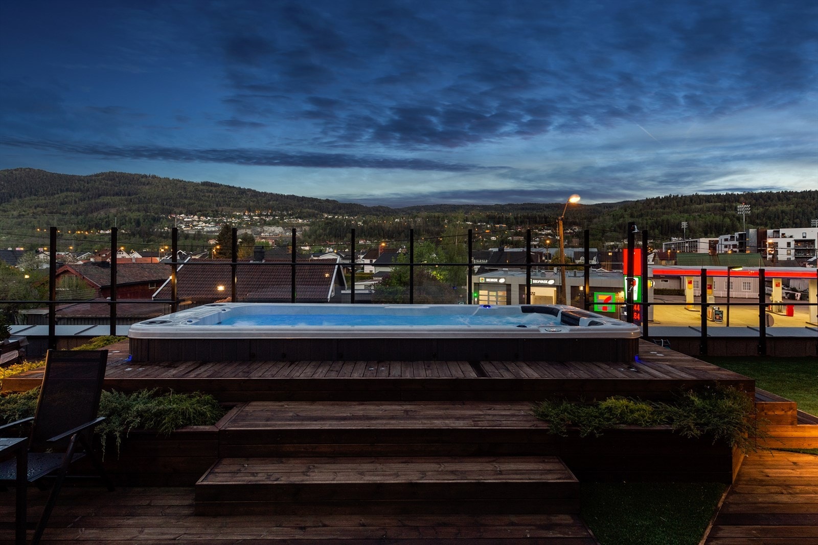 Felles terrasse med oppvarmet basseng Galleribilde