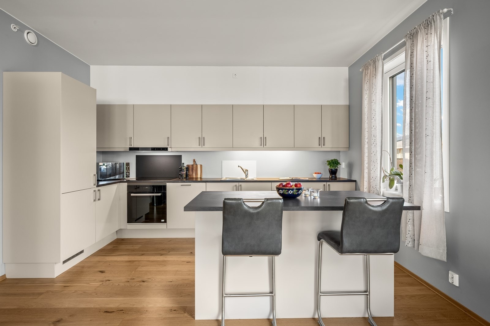 Praktisk kjøkkenøy med spiseplass Galleribilde