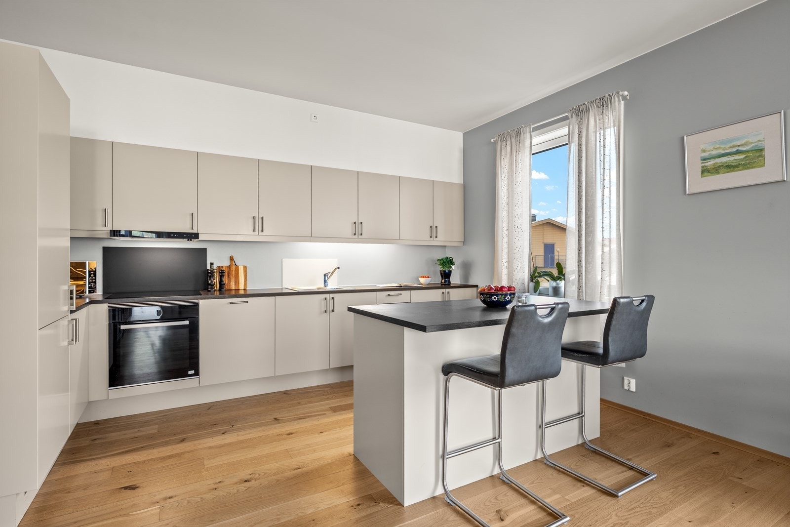 Integrerte hvitevarer med stekeovn, platetopp, oppvaskmaskin samt kombinert kjøl og frys Galleribilde