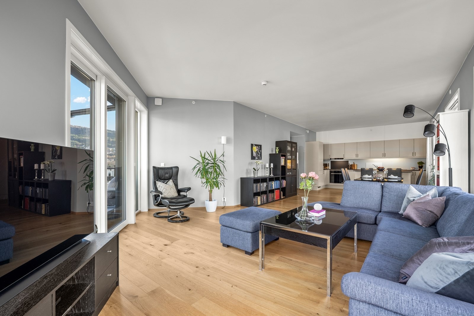 Stuen utgjør i kombinasjon med kjøkkenet et stort og godt rom Galleribilde