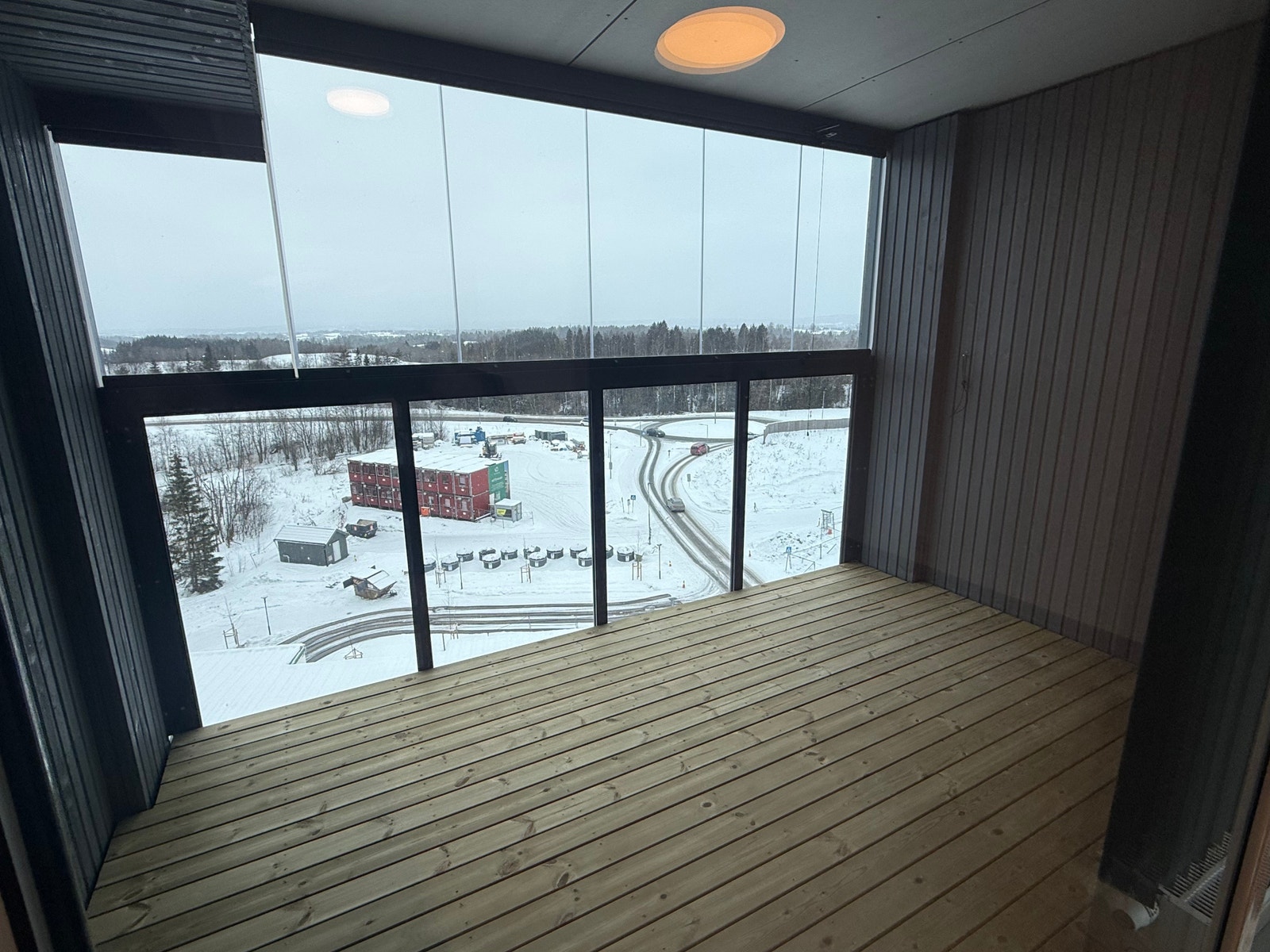 BALKONG MED UTSIKT Galleribilde