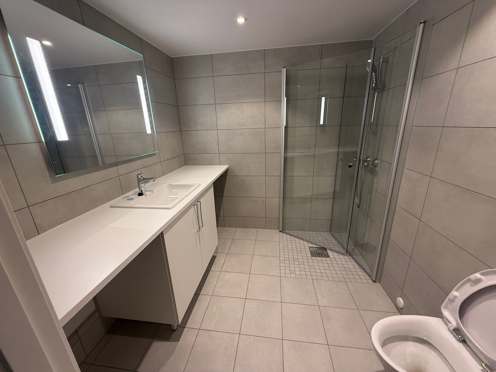 LYS OG LEKKER BAD MED PLASS TIL VASKEMASKIN Galleribilde