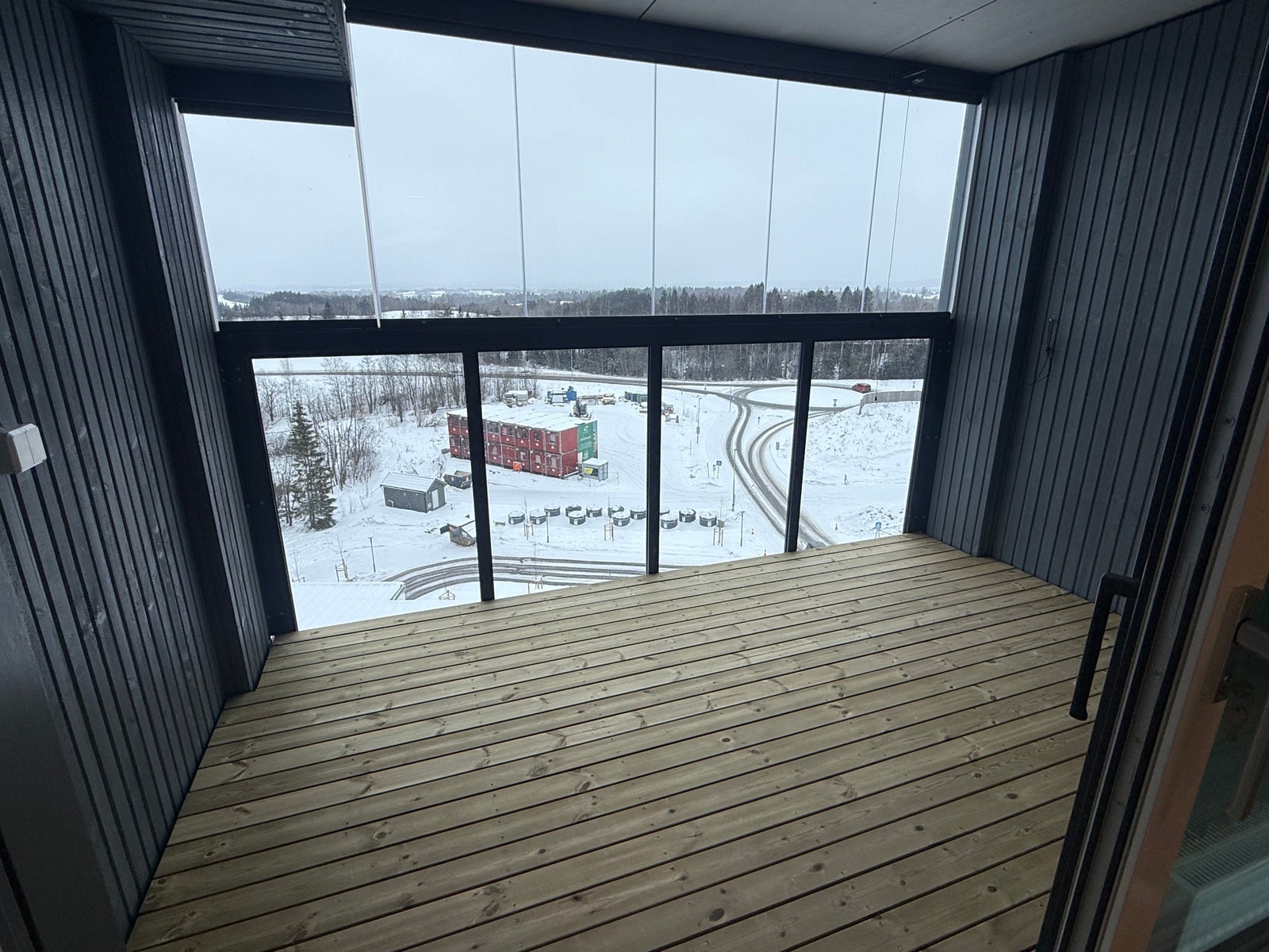 BALKONG MED UTSIKT Galleribilde