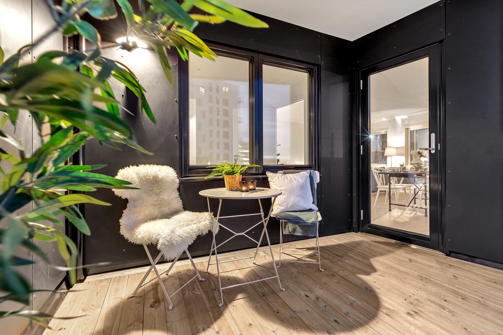 Vestvendt: Ca. 11,5 kvm terrasse og ca. 12 kvm privat hage. Galleribilde