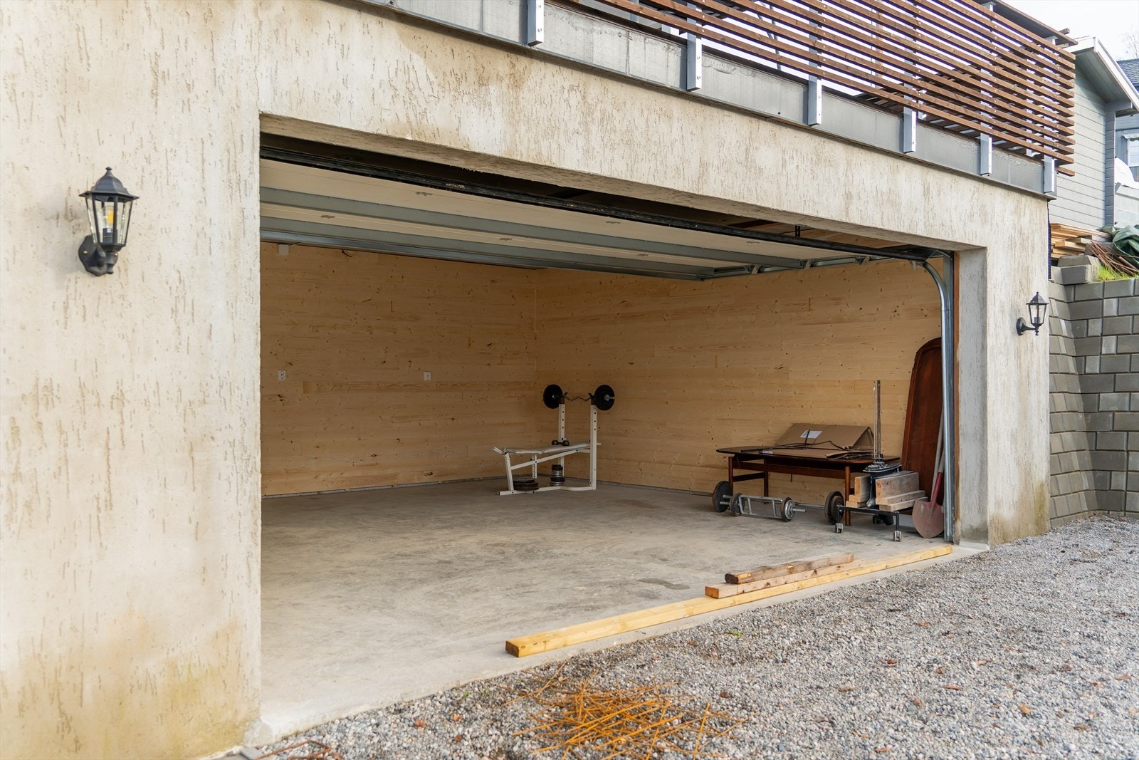 Garasjen har panelte vegger og betonggulv, ideelt for oppbevaring og enkel rengjøring. Galleribilde