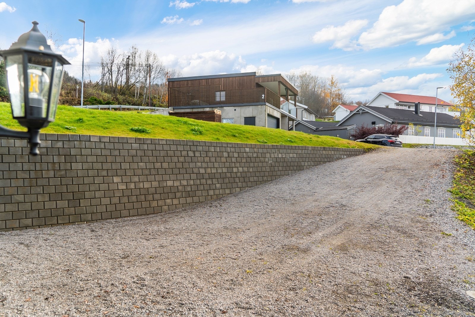 Forstøtningsmur langs innkjøringen. Galleribilde