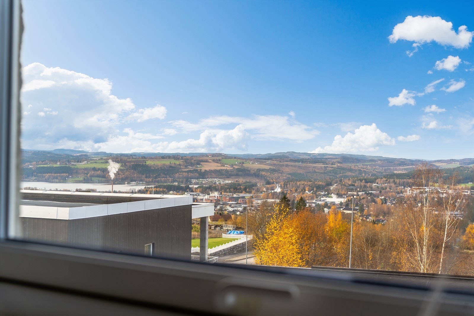Vinduene gir et flott utsyn mot både sentrum og Mjøsa. Galleribilde
