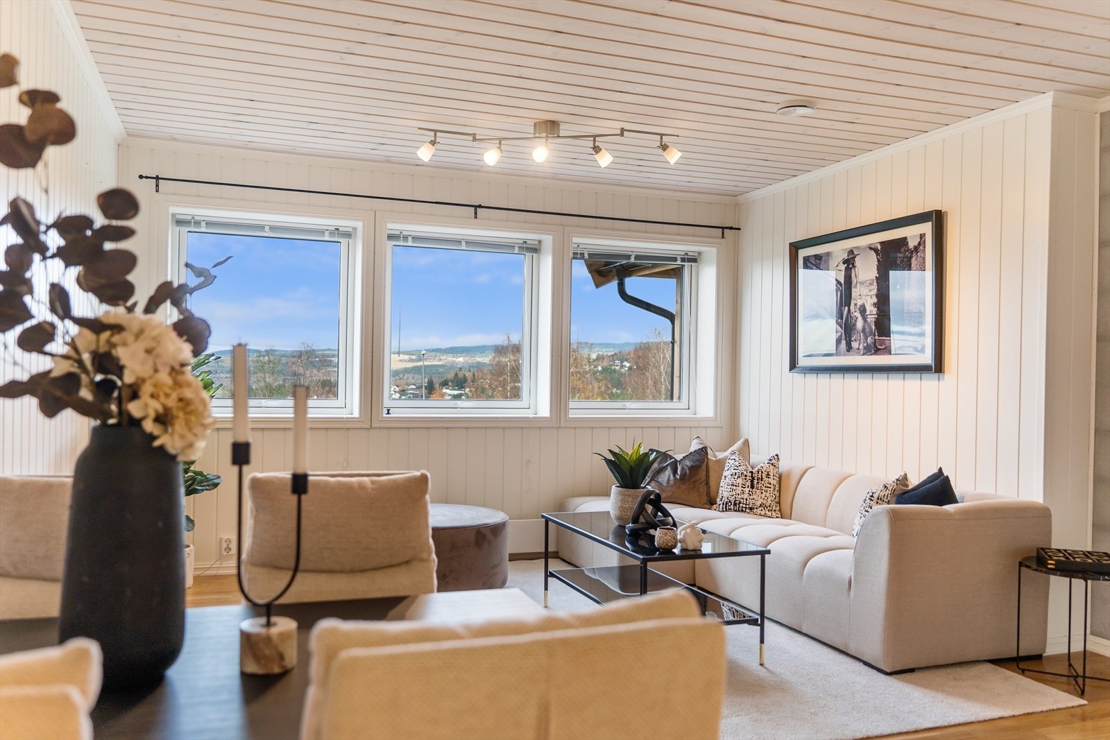 Fra spiseplassen kan man nyte utsikten gjennom store vinduer. Galleribilde