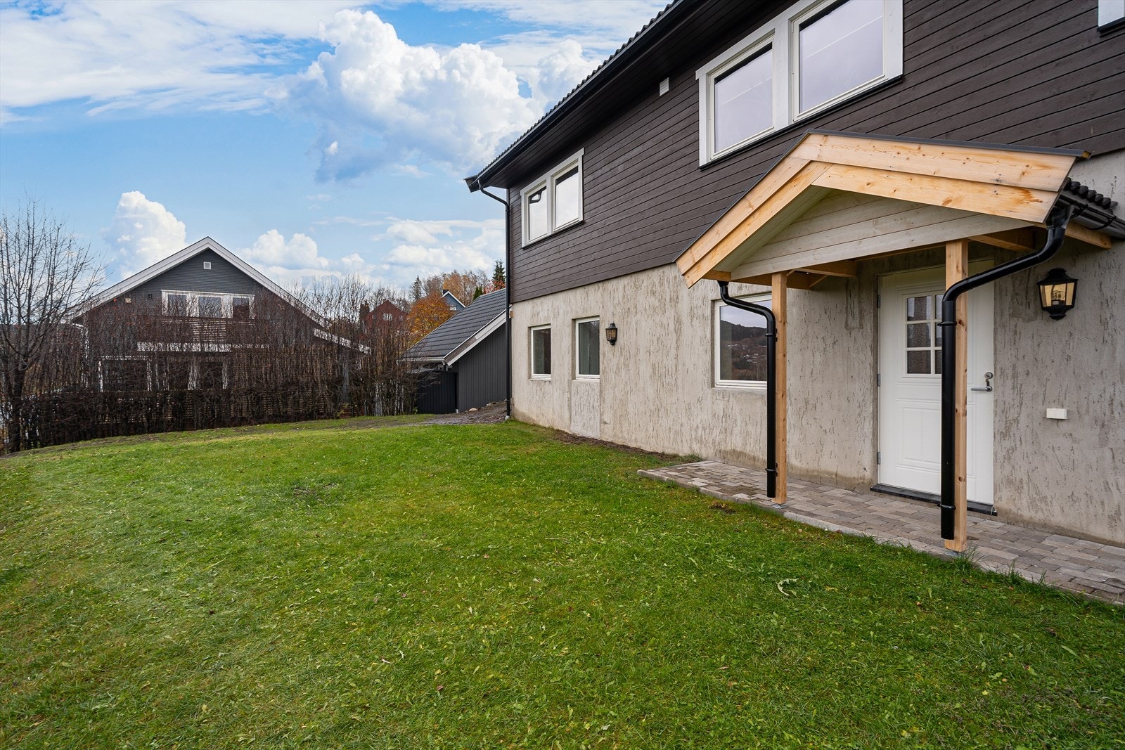Grønt område foran huset gir rom for hagebruk eller lek. Galleribilde