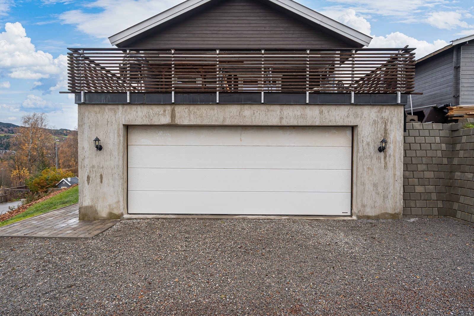 Garasjeporten er elektrisk. Galleribilde