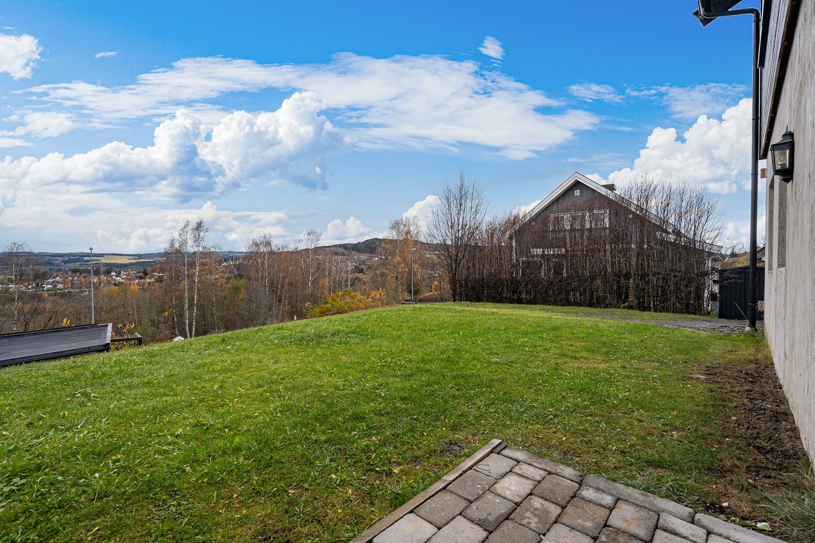 Grøntområdet ved siden av boligen gir rom for både lek og avslapning. Galleribilde