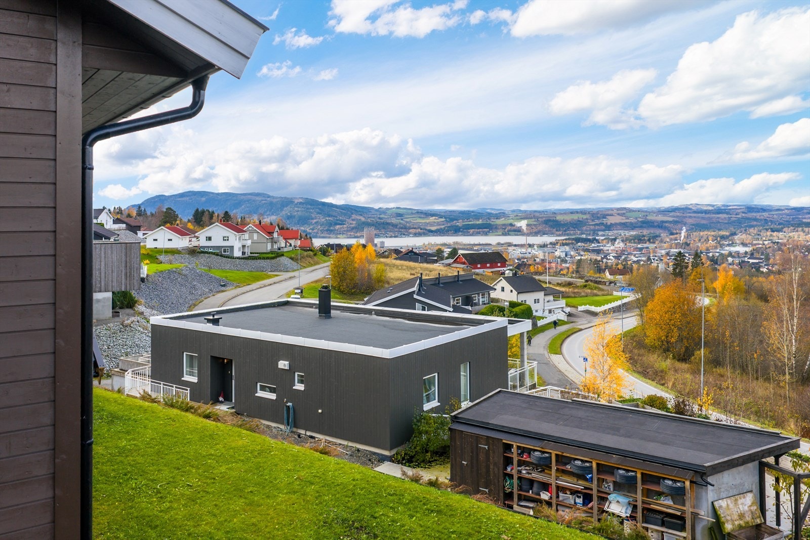 Panoramautsikt mot Mjøsa og omkringliggende landskap skaper en vakker utsikt fra eiendommen. Galleribilde