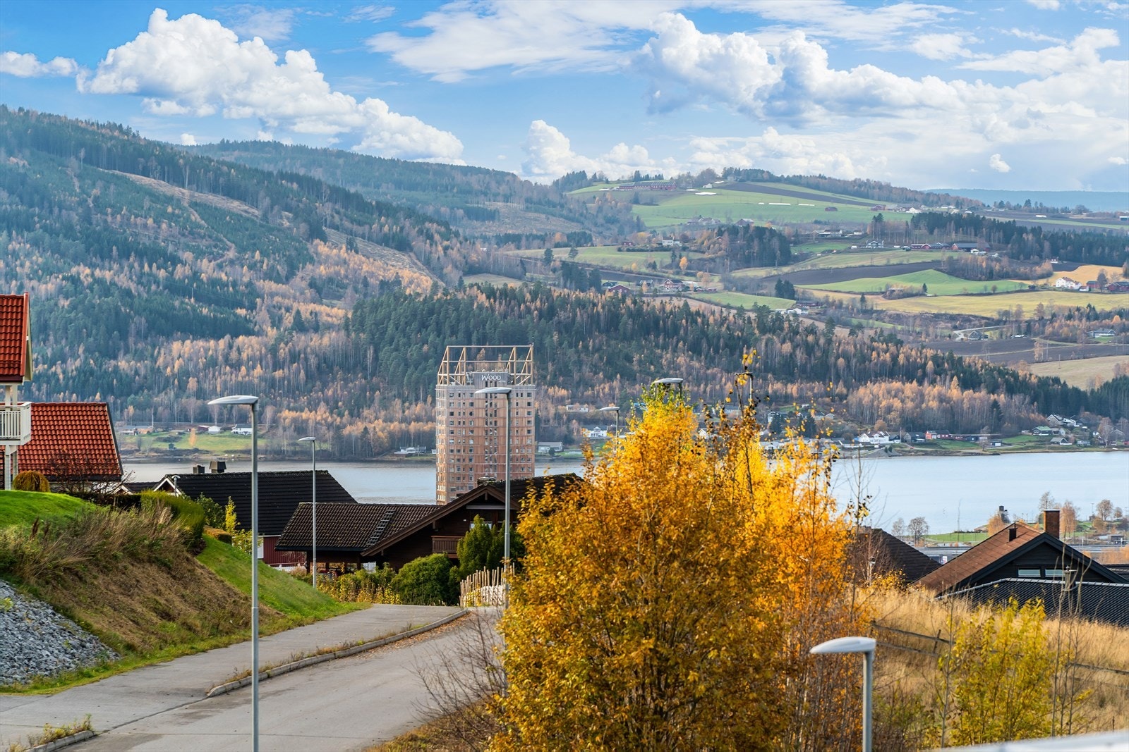 Utsikten mot Mjøsa og sentrum gir en naturskjønn bakgrunn til eiendommen. Galleribilde