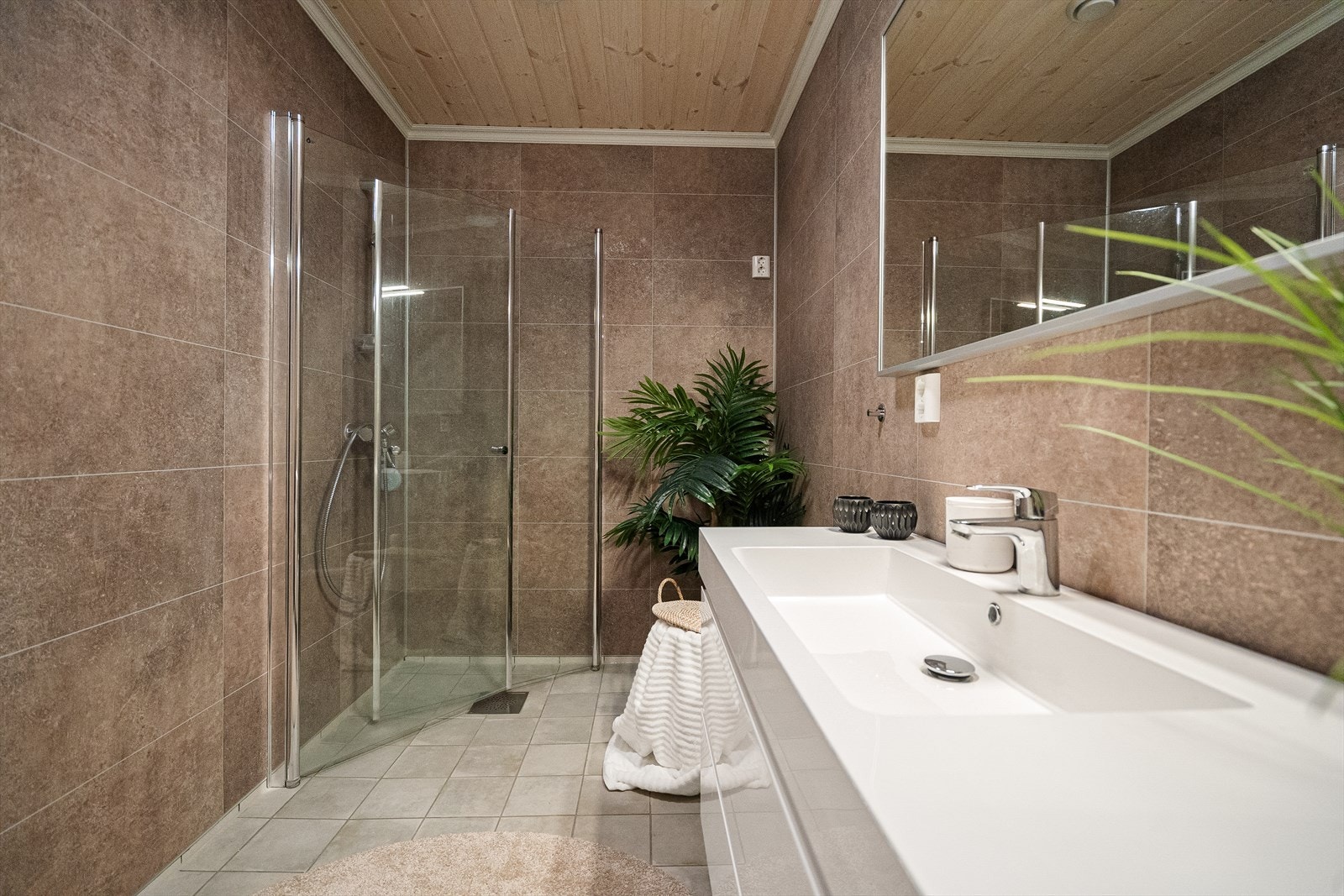 Flislagt gulv med elektriske varmekabler gir komfort på badet. Galleribilde