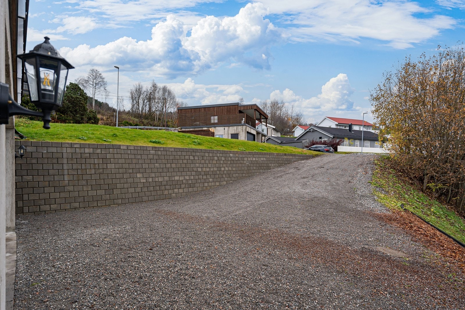 Gruset innkjøring og parkeringsplass gir enkel adkomst til boligen. Galleribilde