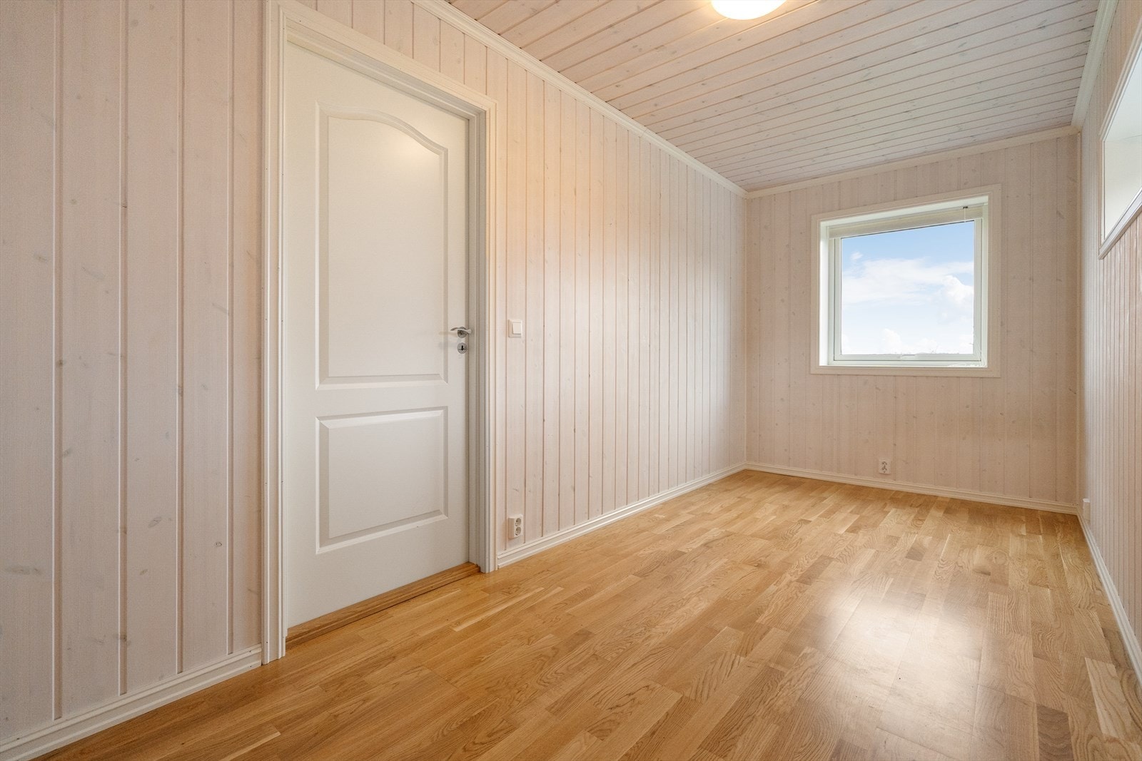 Vinduer med 3-lags glass fra 2018 sikrer god isolasjon og energibesparelse. Galleribilde