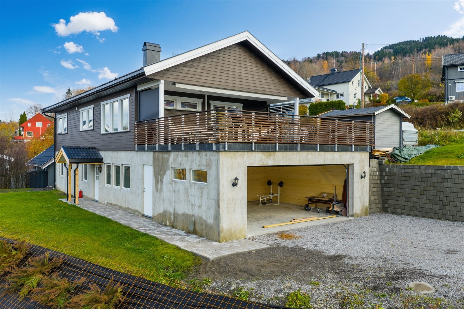 Dobbelgarasje med støpt såle og isolerte vegger. Galleribilde