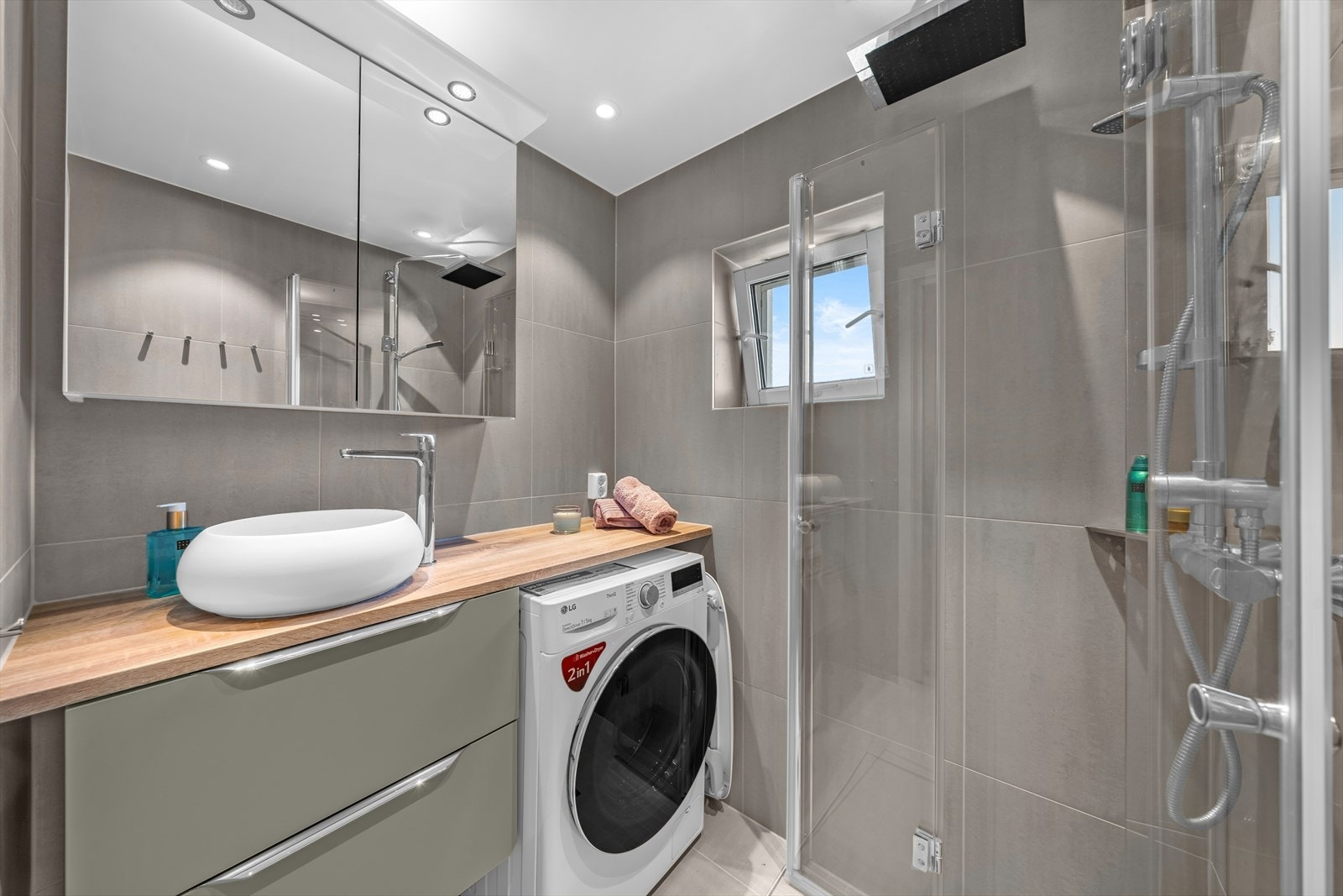 Badet ble totalrenovert i 2024 og byr på moderne løsninger. Galleribilde