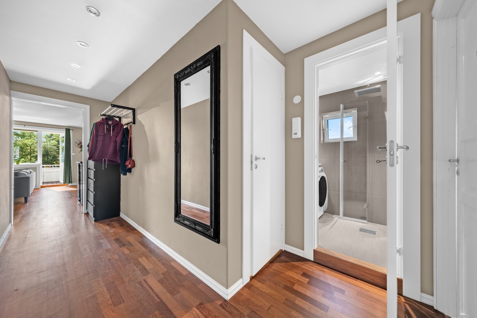 Fra inngangsdøren møtes du av entreen/gangen hvor du har god plass til oppheng av ytterklær og sko i tillegg til en kommode. Galleribilde