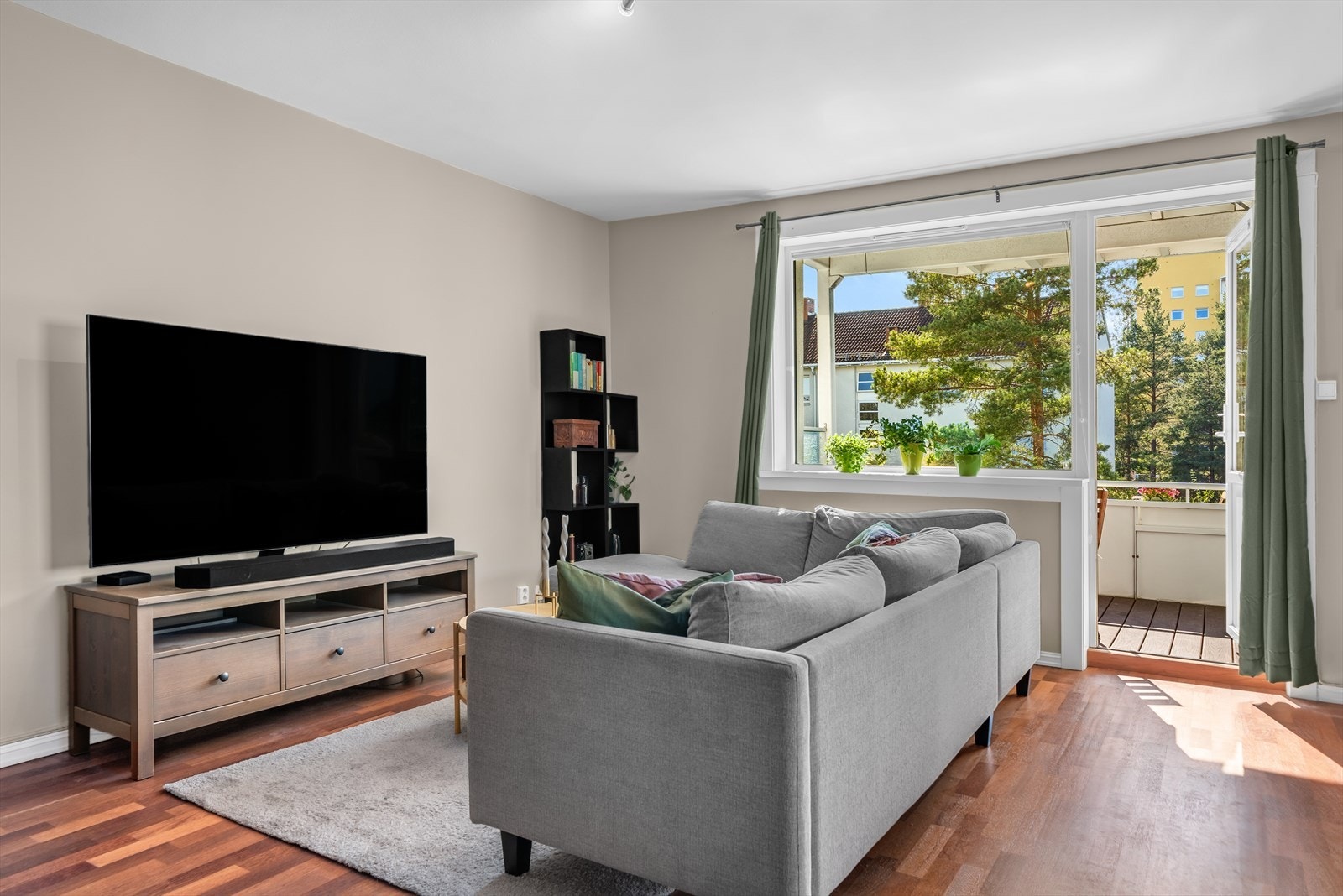 Stuen har plass til flere møbleringsmuligheter for å skape den stuen du selv ønsker. Galleribilde