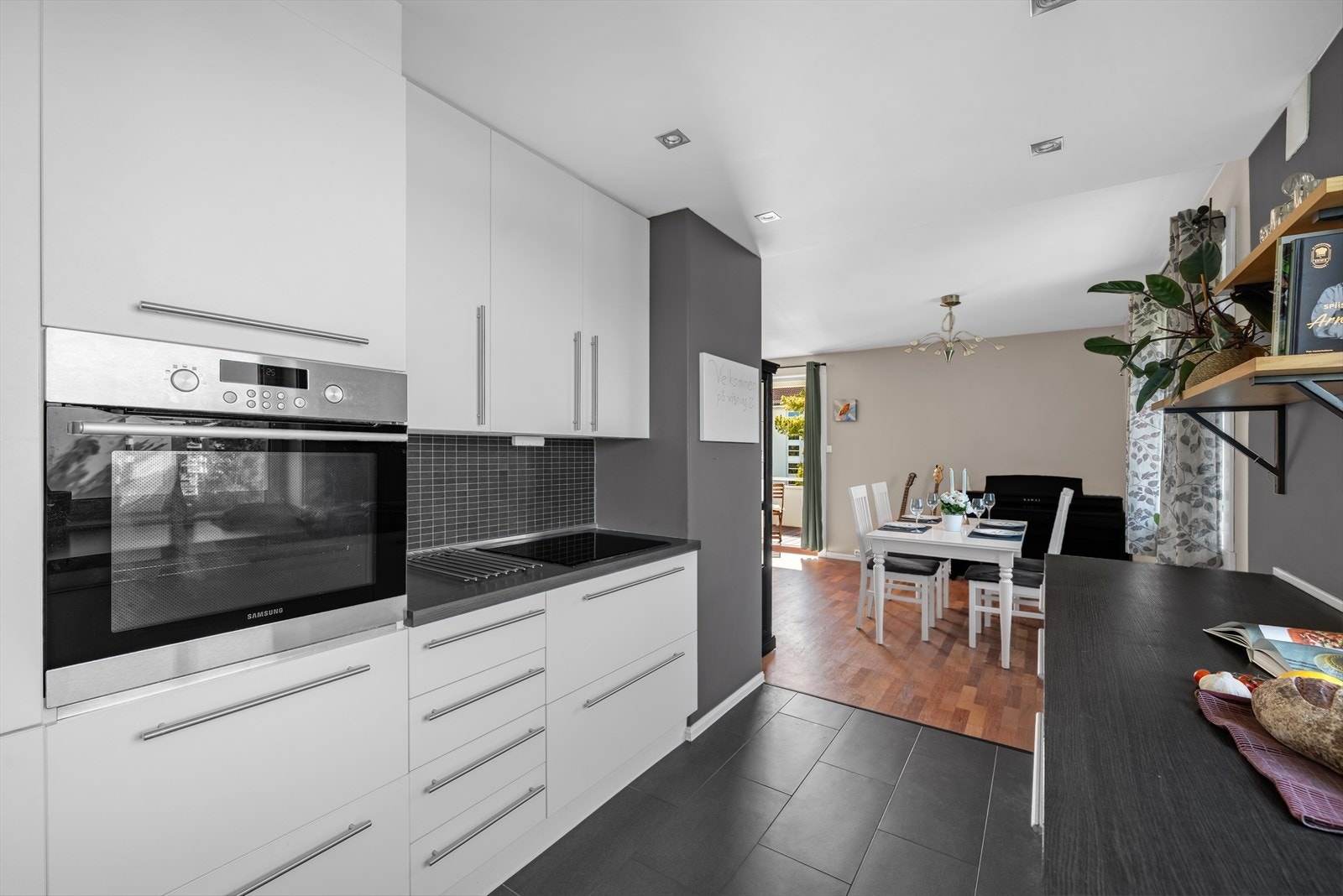 Hvitevarer som induksjonsplatetopp, stekeovn, oppvaskmaskin og et kombinert kjøl/fryseskap er integrert i innredningen. Galleribilde