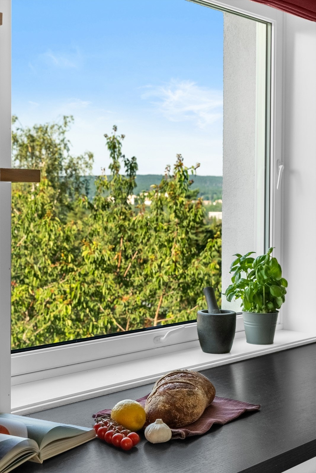 Her kan du lage mat med hyggelig utsyn mot grønne omgivelser. Galleribilde