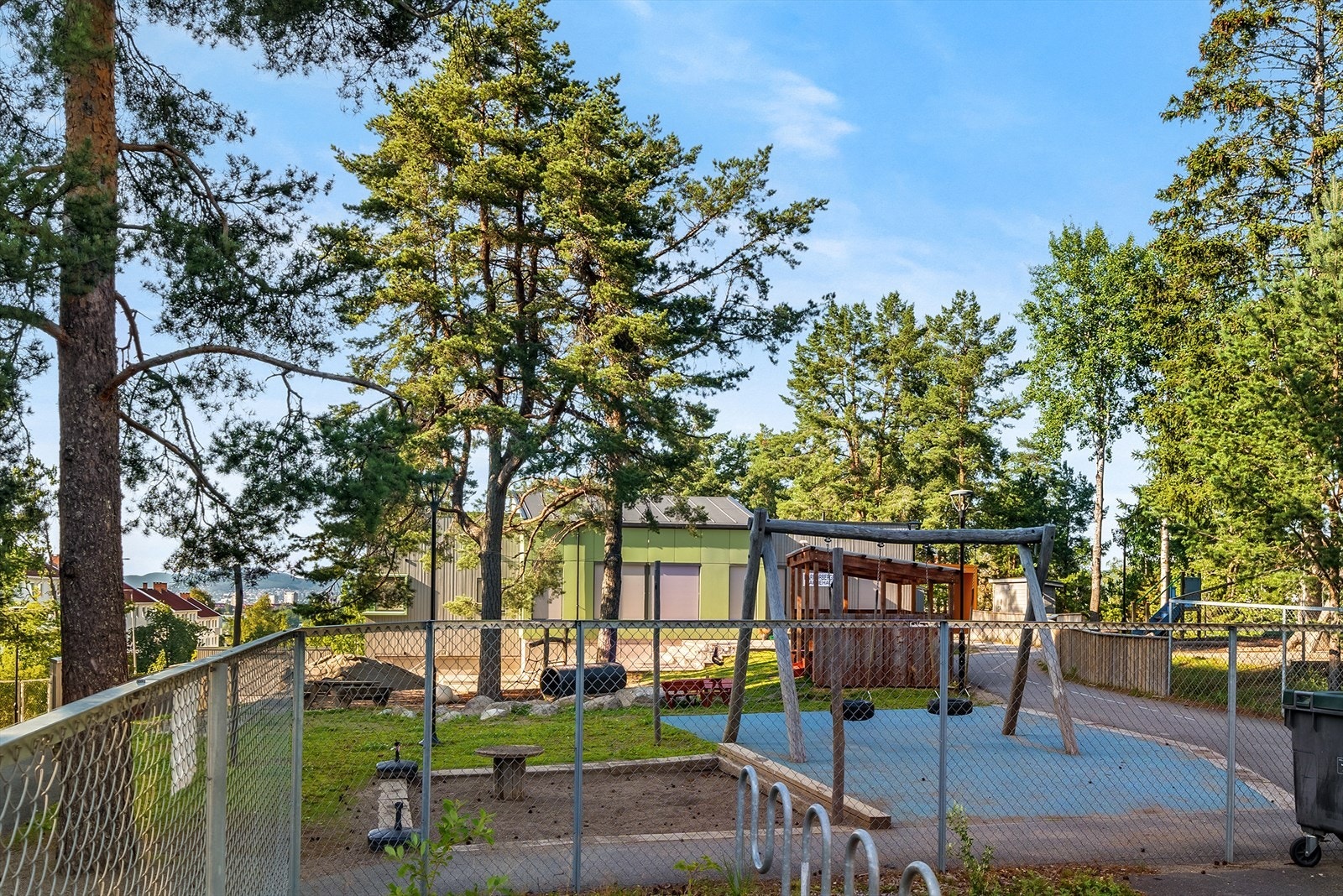 I nærheten ligger Marmorberget barnehage, Radiohuset barnehage, Radarveien barnehage, Lambertseter skole, Karlsrud skole, Nordseter skole og Kastellet skole. Galleribilde