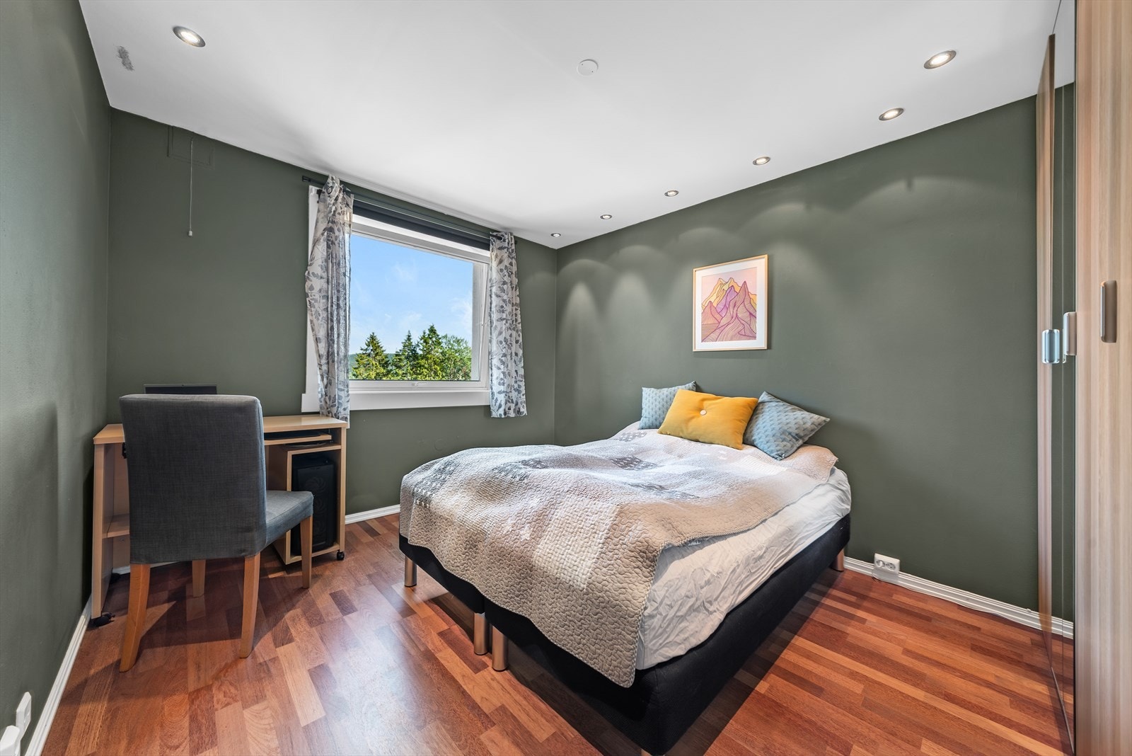 Hovedsoverommet har malte overflater med delikate fargevalg. Det er plass til garderobe og et skrivebord. Galleribilde