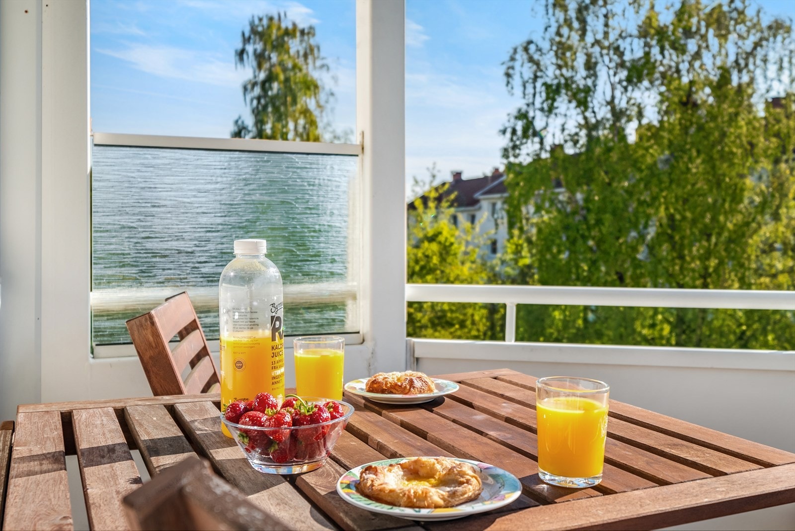 Velkommen til denne flotte 3-roms toppleiligheten med tilbaketrukket og idyllisk beliggenhet samt vestvendt balkong. Galleribilde