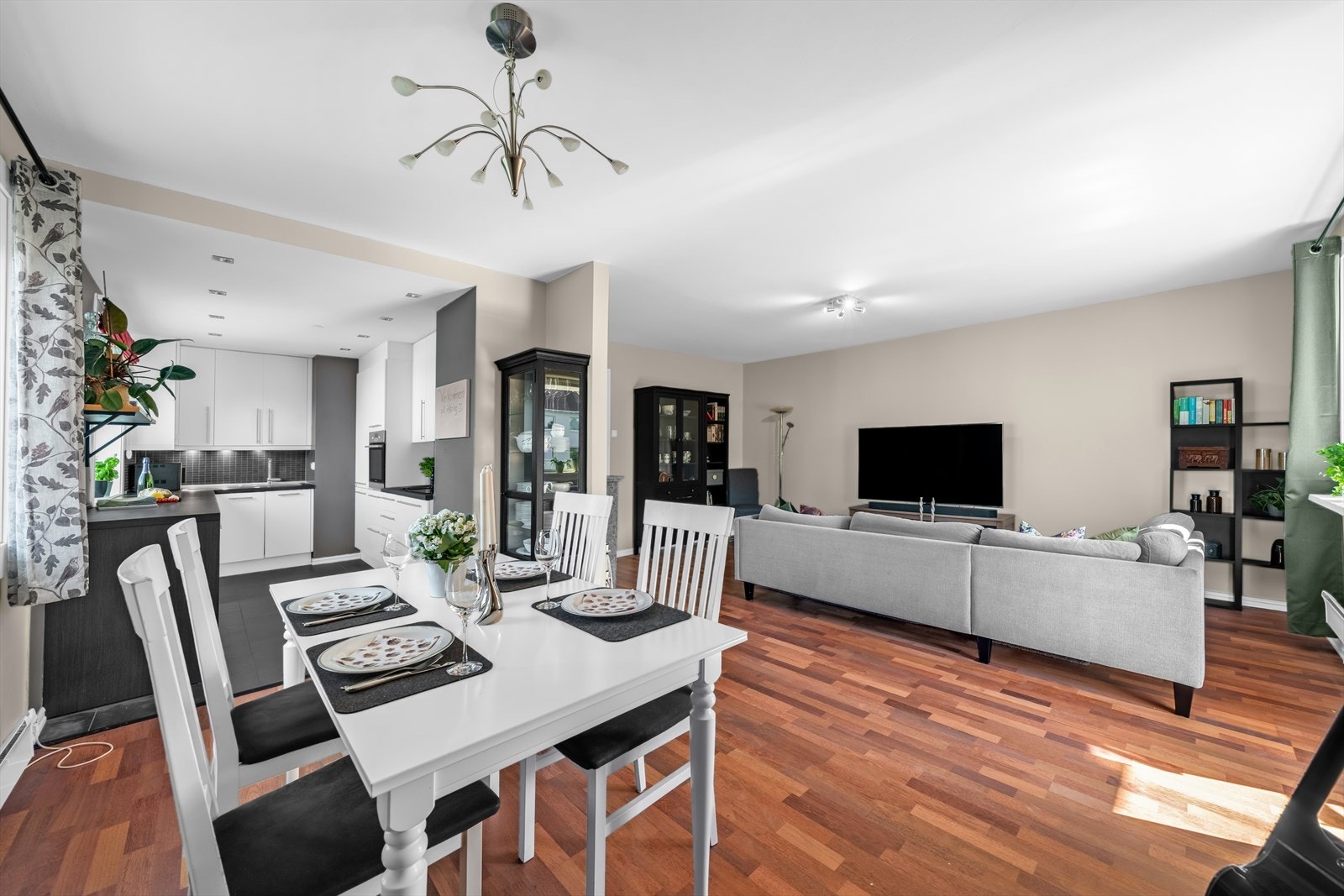 Stue og kjøkken ligger i åpen løsning og byr på 3-stavs eikeparkett - slipt i 2024. Galleribilde