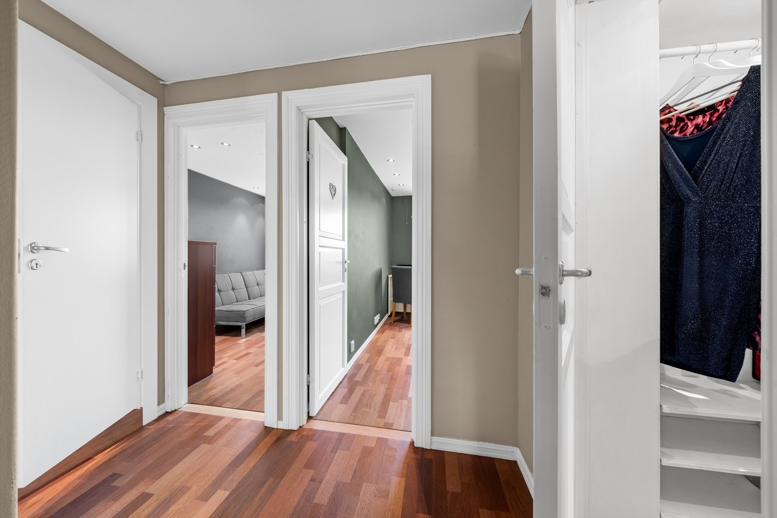 Av oppbevaringsplass har du kott i leiligheten, samt tre boder i fellesarealer. Galleribilde