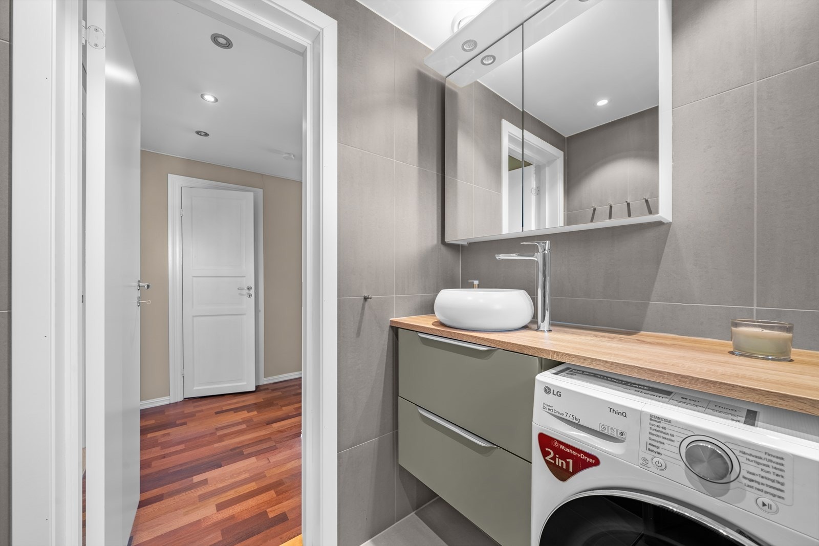 Rommet er utstyrt med termostatstyrte varmekabler i gulvet, opplegg for vaskemaskin og pene fliser på vegg og gulv. Galleribilde