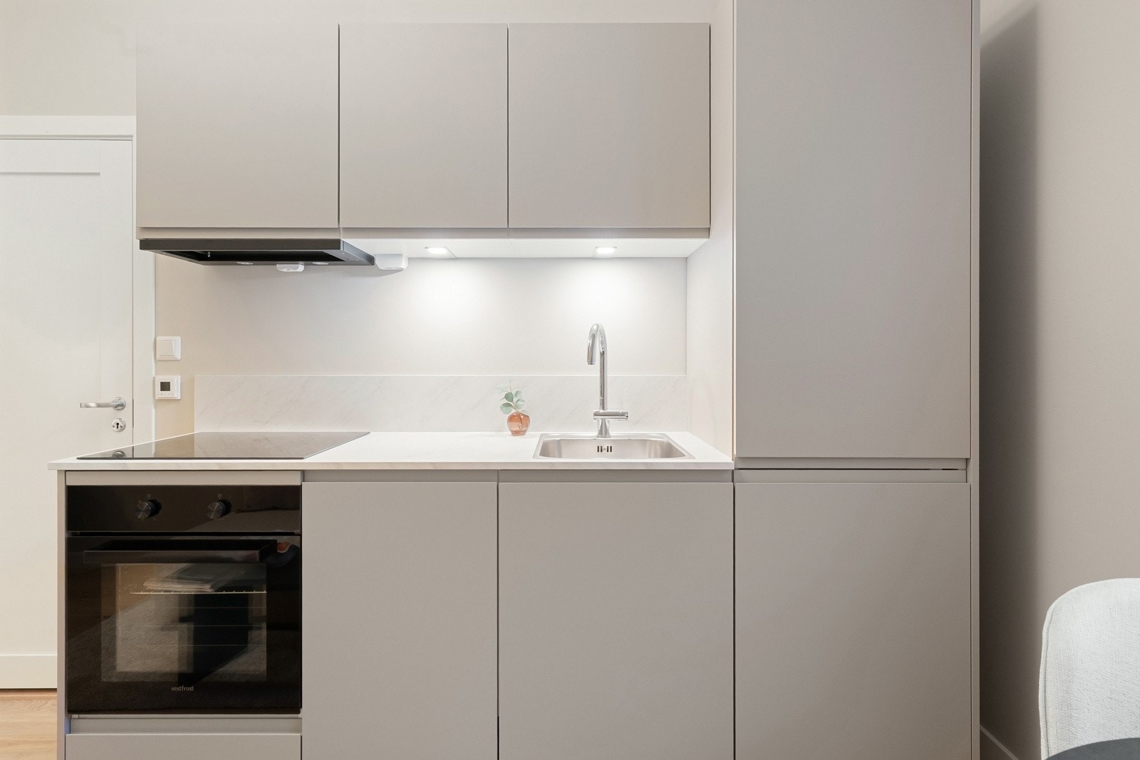 Lyst og moderne kjøkken, med integrerte hvitevarer Galleribilde