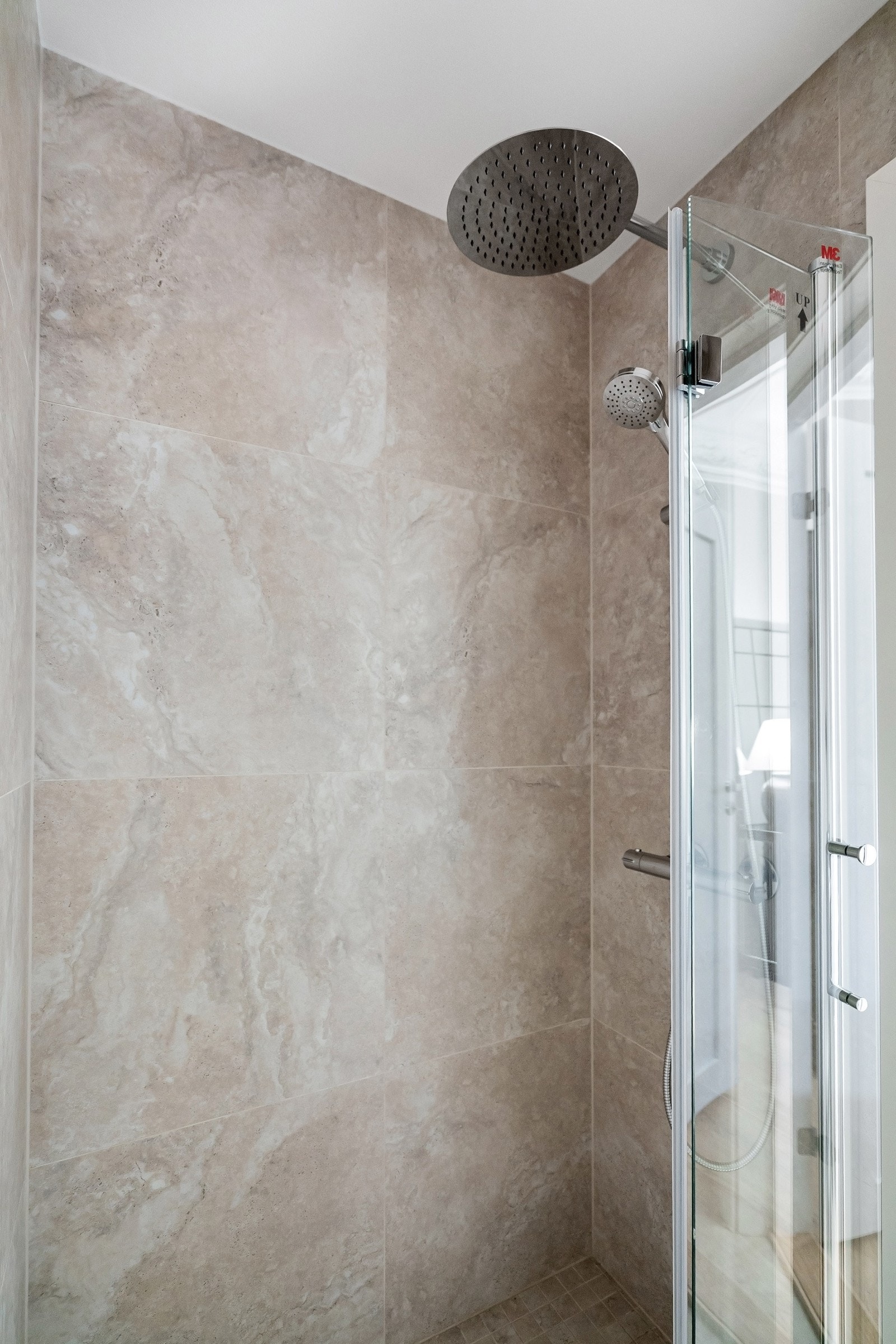 Nyoppusset bad i 2025 med moderne fliser på gulv og vegg - Fellesvaskeri i hver etasje Galleribilde