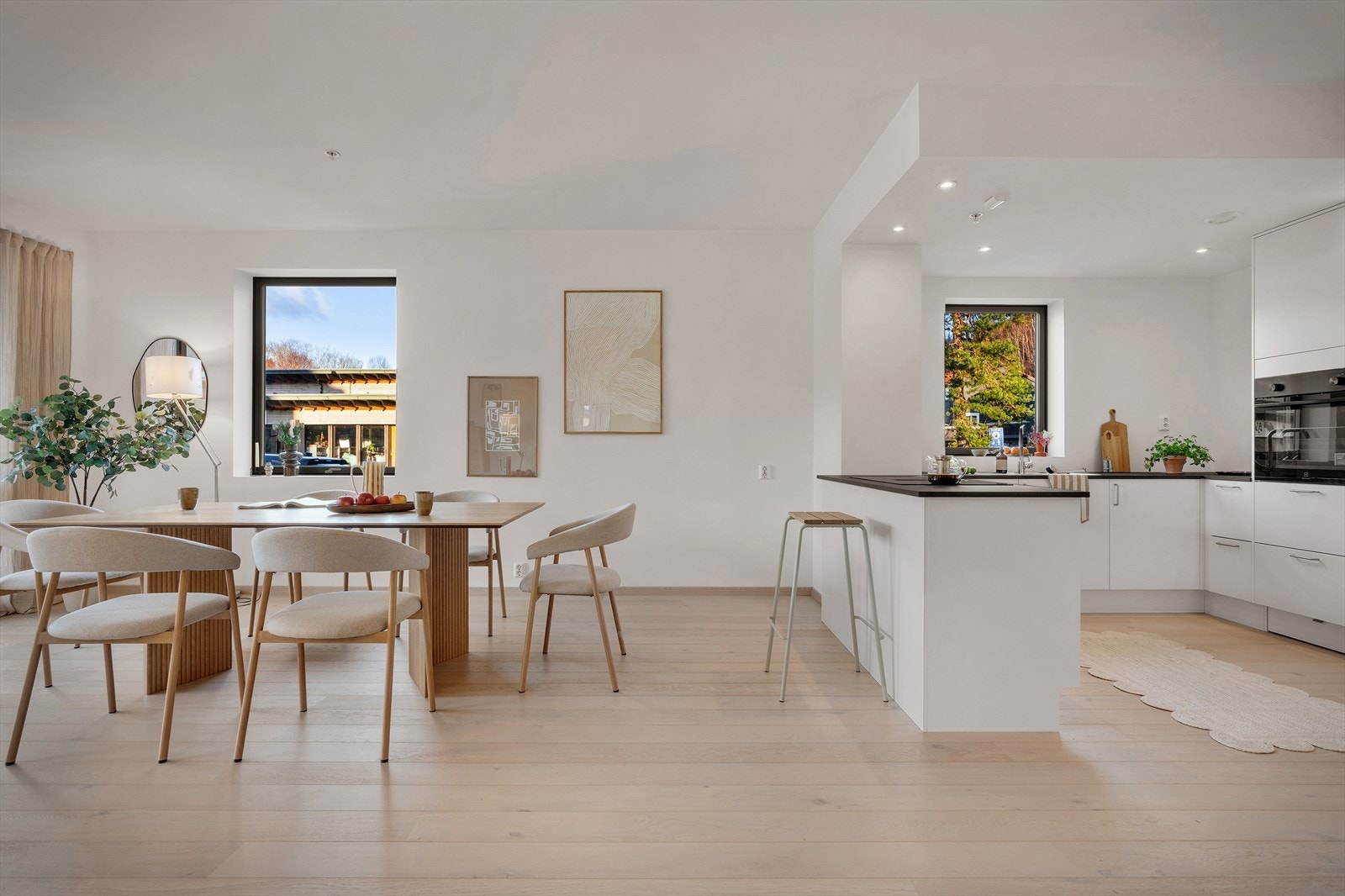 Rommet er som resten av boligen malt i varme og delikate farger, og har rikelig med naturlig lys fra de mange vinduene og skyvedørene. Galleribilde