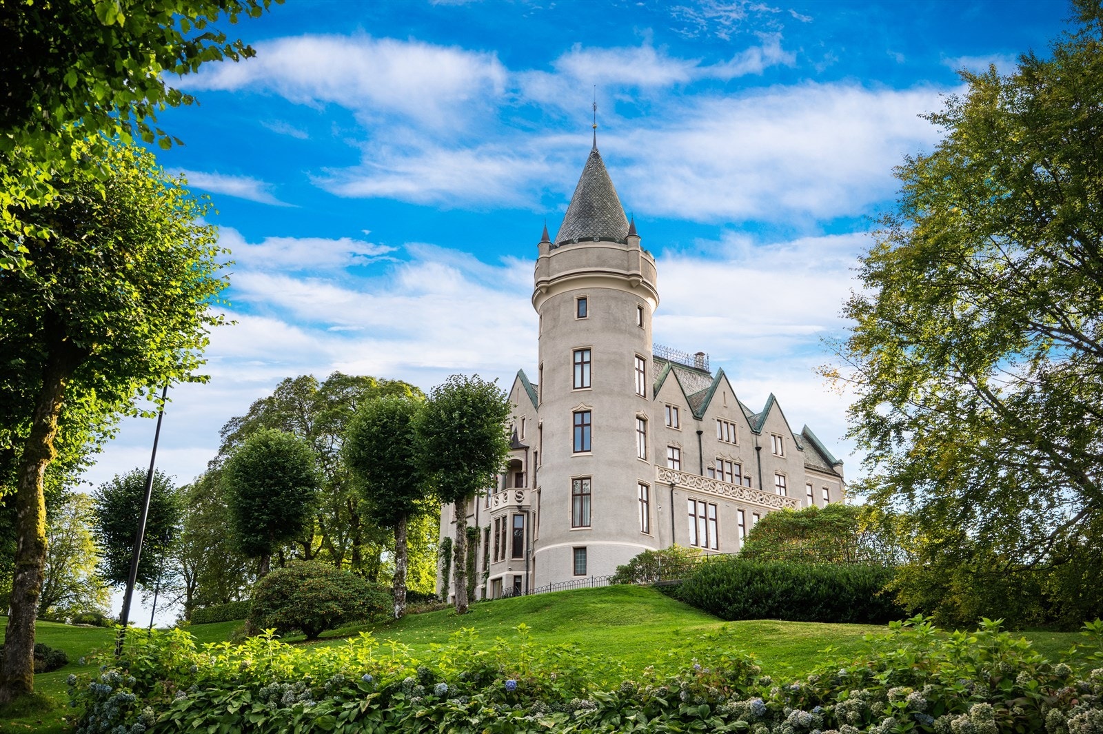 Boligen befinner seg sentralt til på beste Storetveit, med alt man måtte trenge innen få minutters avstand. Her kan du bosette deg tilbaketrukket i herskapelige Fana, for samtidig sentralt til det meste. Galleribilde