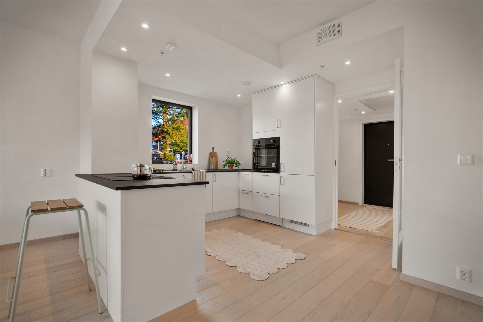 Kjøkkenet, fra Sigdal, finner sin velegnede plass i midten av etasjen. Galleribilde