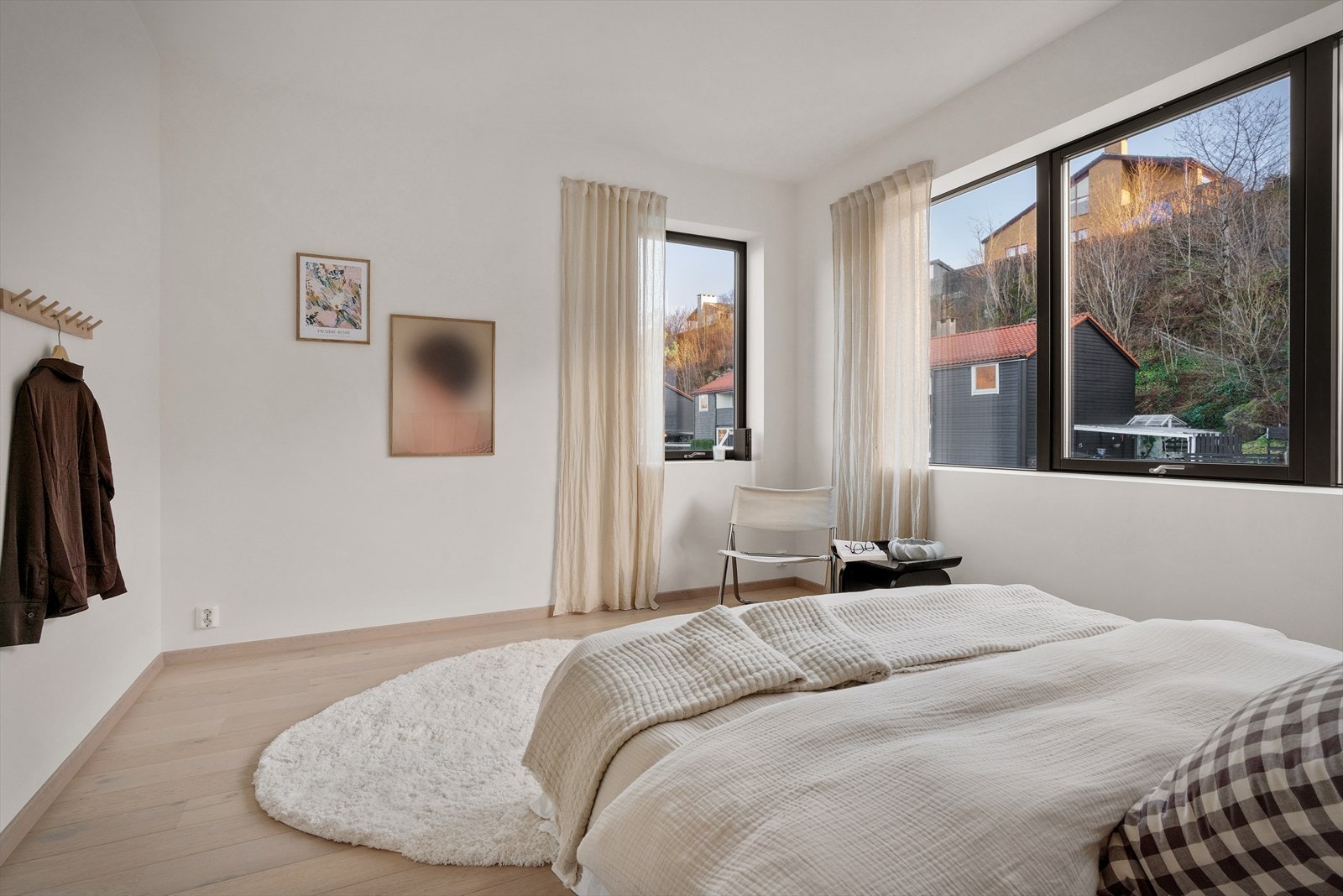 Rommet er tilrettelagt til flere møbler og har store vinduer som gir rikelig med naturlig lys. Galleribilde