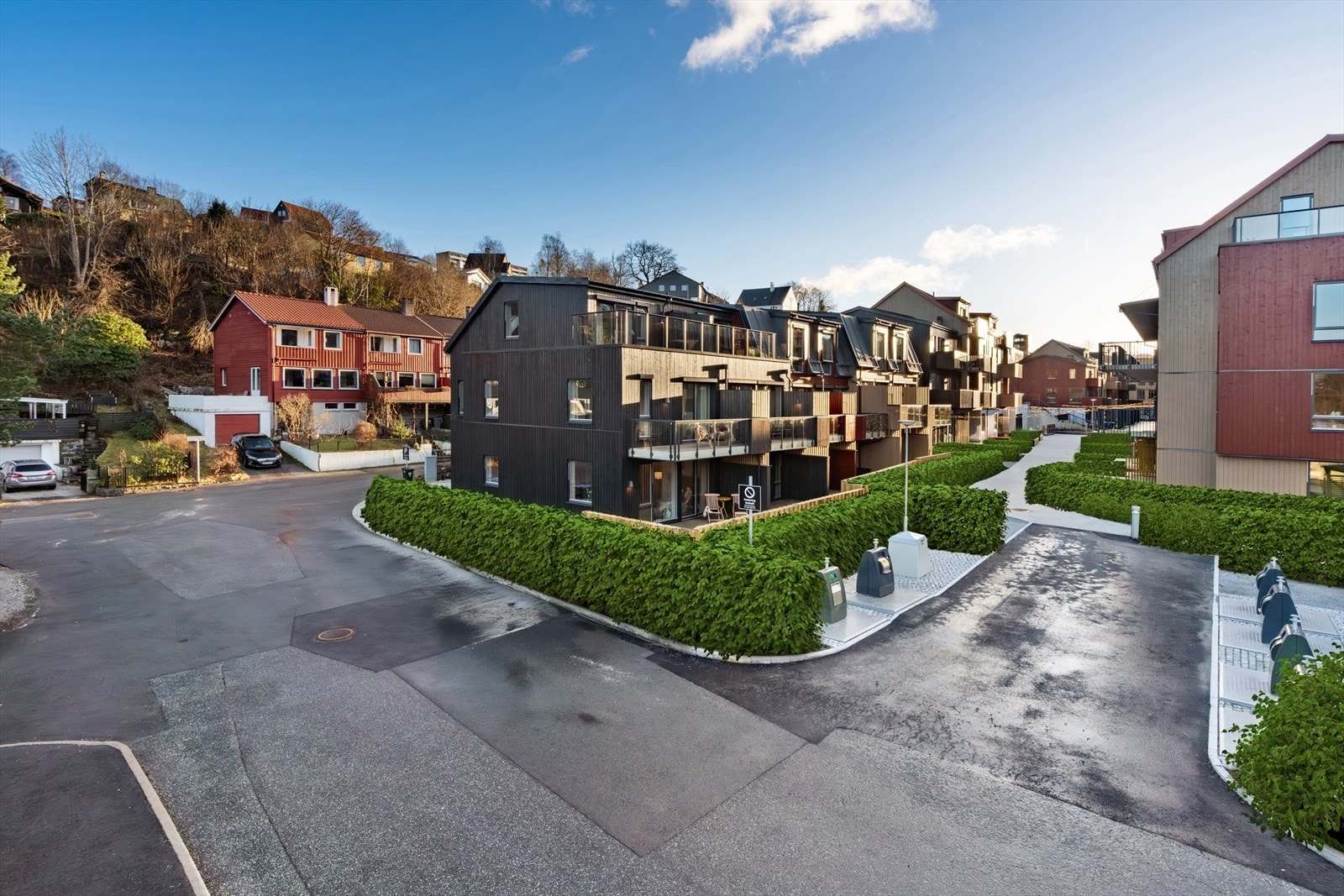 Aktiv Eiendomsmegling v/ Roger Glesnes har gleden av å presentere Storetveitvegen 90F! Ett fantastisk 3-etasjes enderekkehus på beste Storetveit med panoramautsikt! (Foto: IMOTIV - her med illustrasjon av fremtidig beplantning). Galleribilde