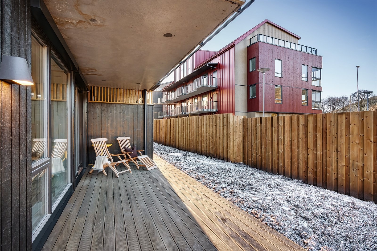 Uteområdet rundt boligen vil bli beplantet til våren av utbygger. Her er det bare å glede seg til frodig hekk og plen! Galleribilde