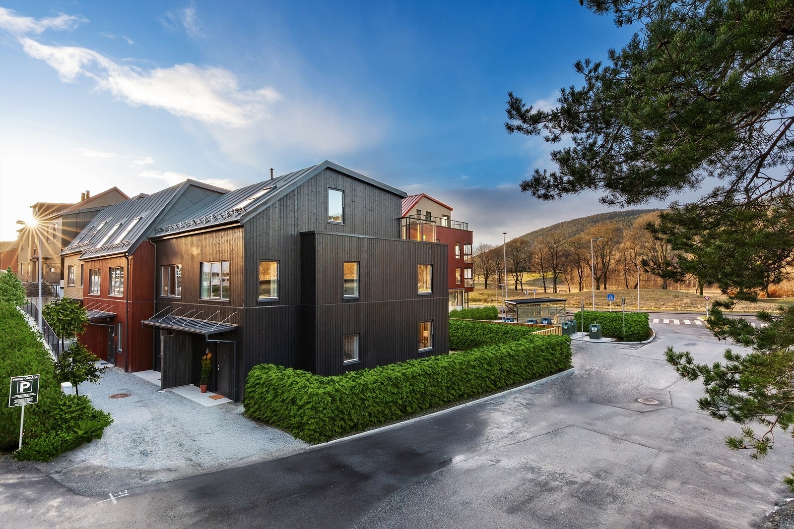 Det nye rekkehuset, i karakteristisk engelsk townhouse stil, har uteplasser på hvert plan og står virkelig til dagens forventninger! Her får du i både pose og sekk! Med andre ord en bolig du absolutt ikke vil gå glipp av! Galleribilde