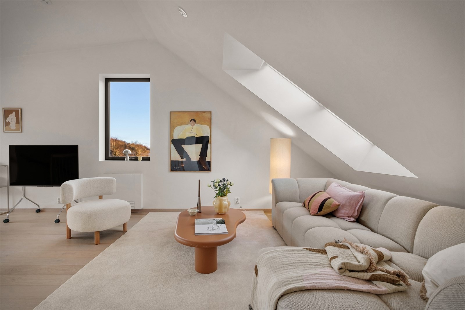 Rommet er av god størrelse og har plass til flere smarte løsninger, som blant annet kontor. Galleribilde