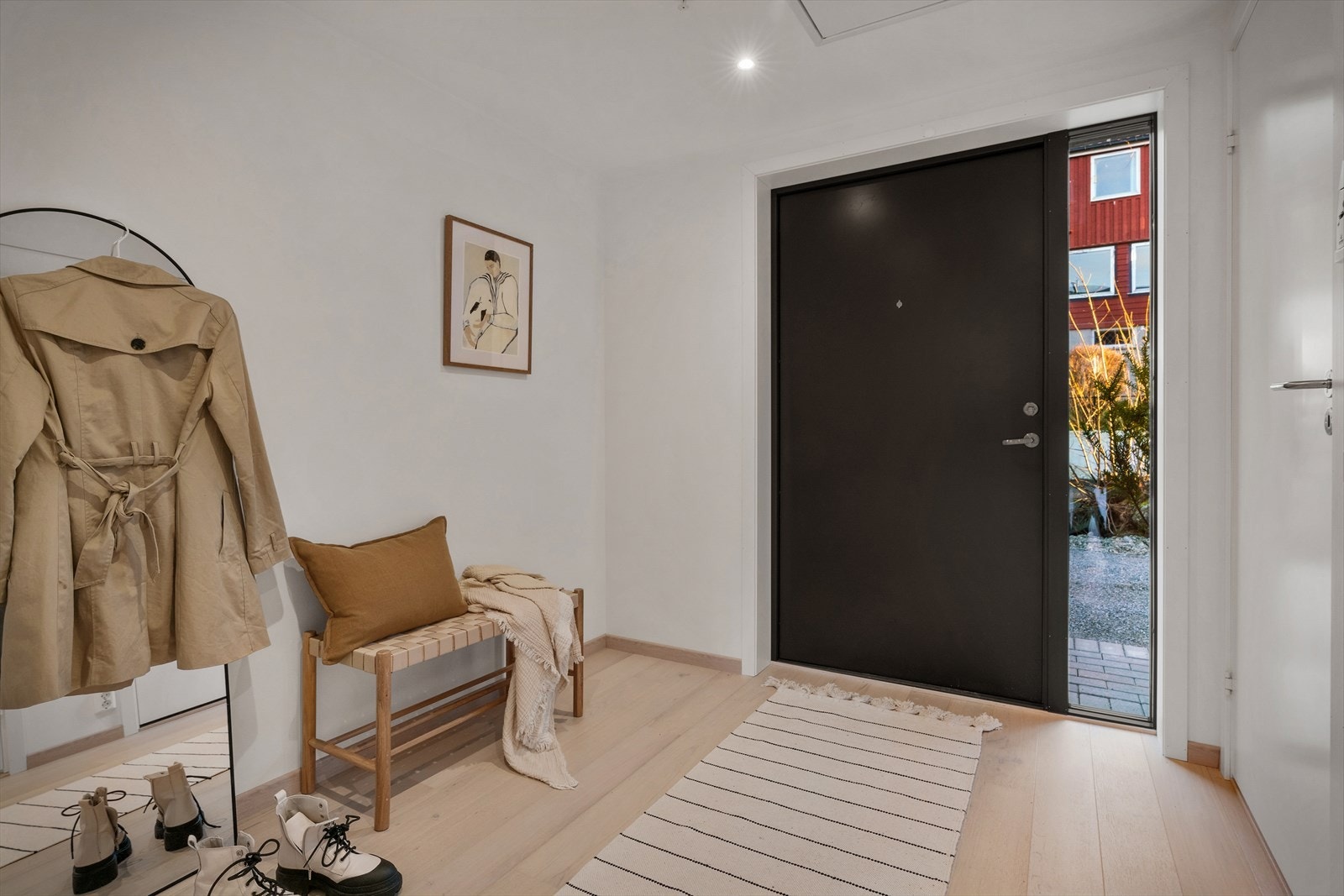 Ved ankomst blir du møtt av en innbydende og romslig entré, med god plass til å henge fra seg både jakker og sko. Galleribilde