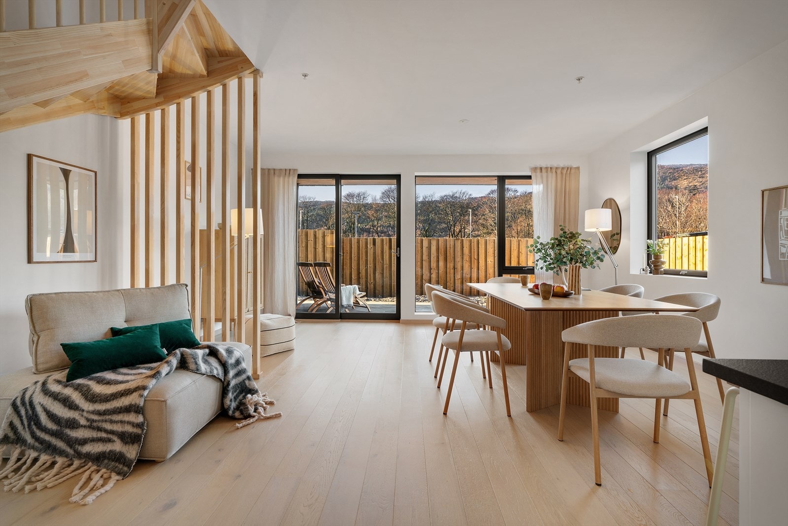 Det nye rekkehuset, i karakteristisk engelsk townhouse stil, har uteplasser på hvert plan og står virkelig til dagens forventninger! Galleribilde