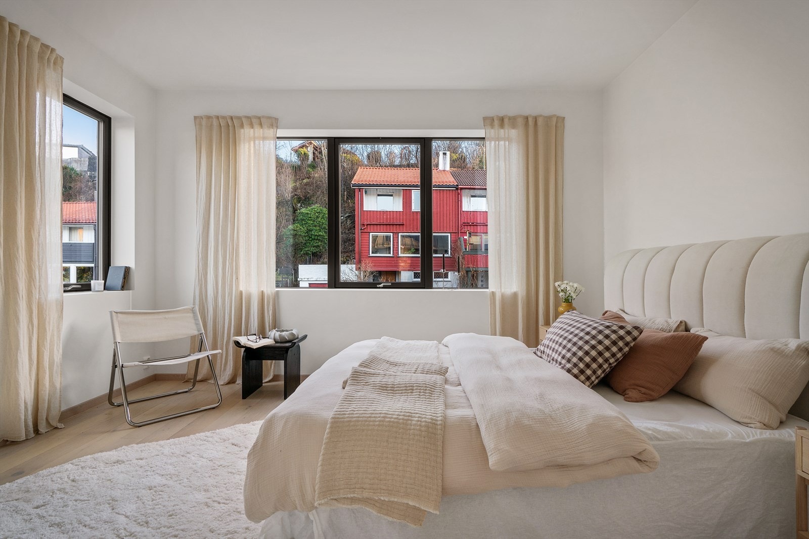 Hovedsoverommet med tilhørende bod er høyt oppe blant boligens attraksjoner. Galleribilde