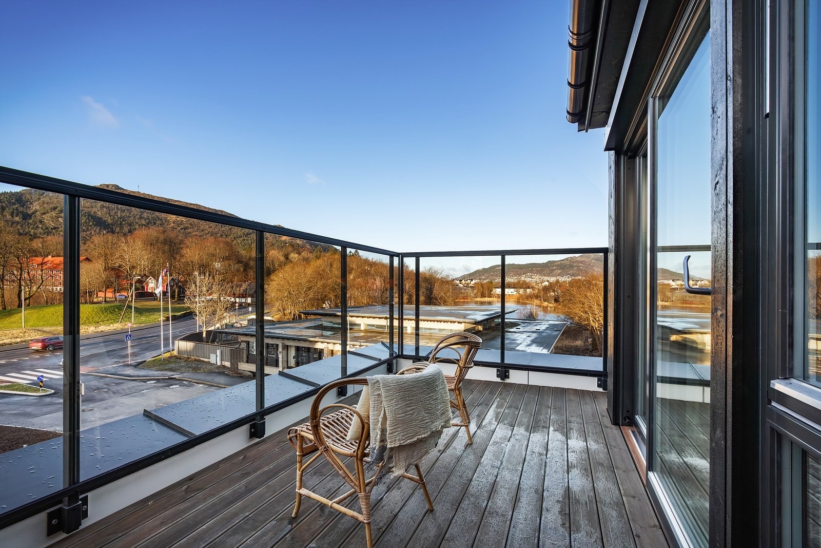 Her kan du skue utover området og fjellene rundt med panoramautsikt mot blant annet Storetveitmarken, Langeskogen, Gullstølen og Løvstakken. Galleribilde