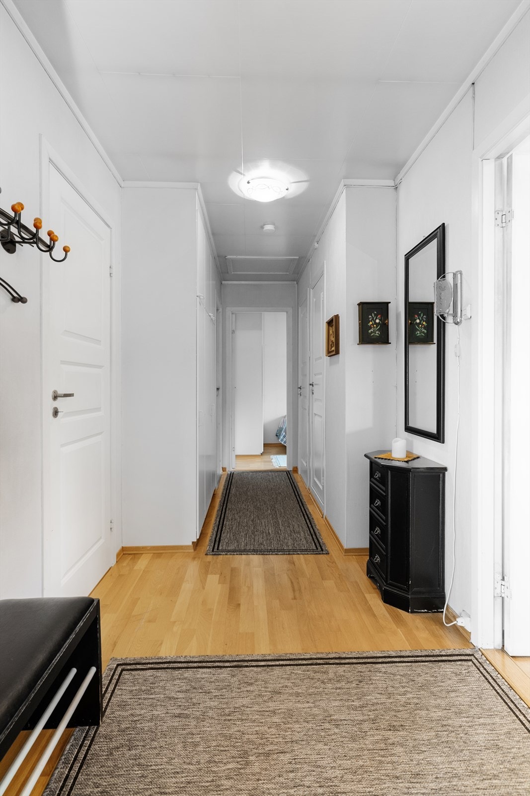 Romslig gang med plassbygde skap og god plass til oppbevaringsmøblement for sko- og yttertøy. Galleribilde