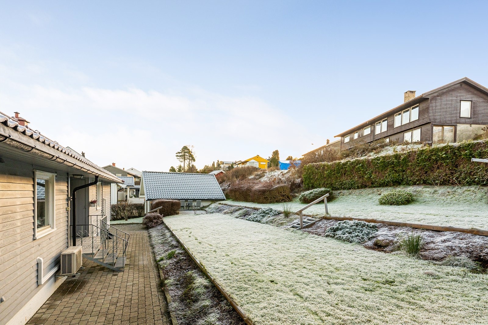 Eiendommen har en fin beliggenhet, i et godt etablert og populært boligområde på Løvsjø, med nærhet til det meste! Galleribilde