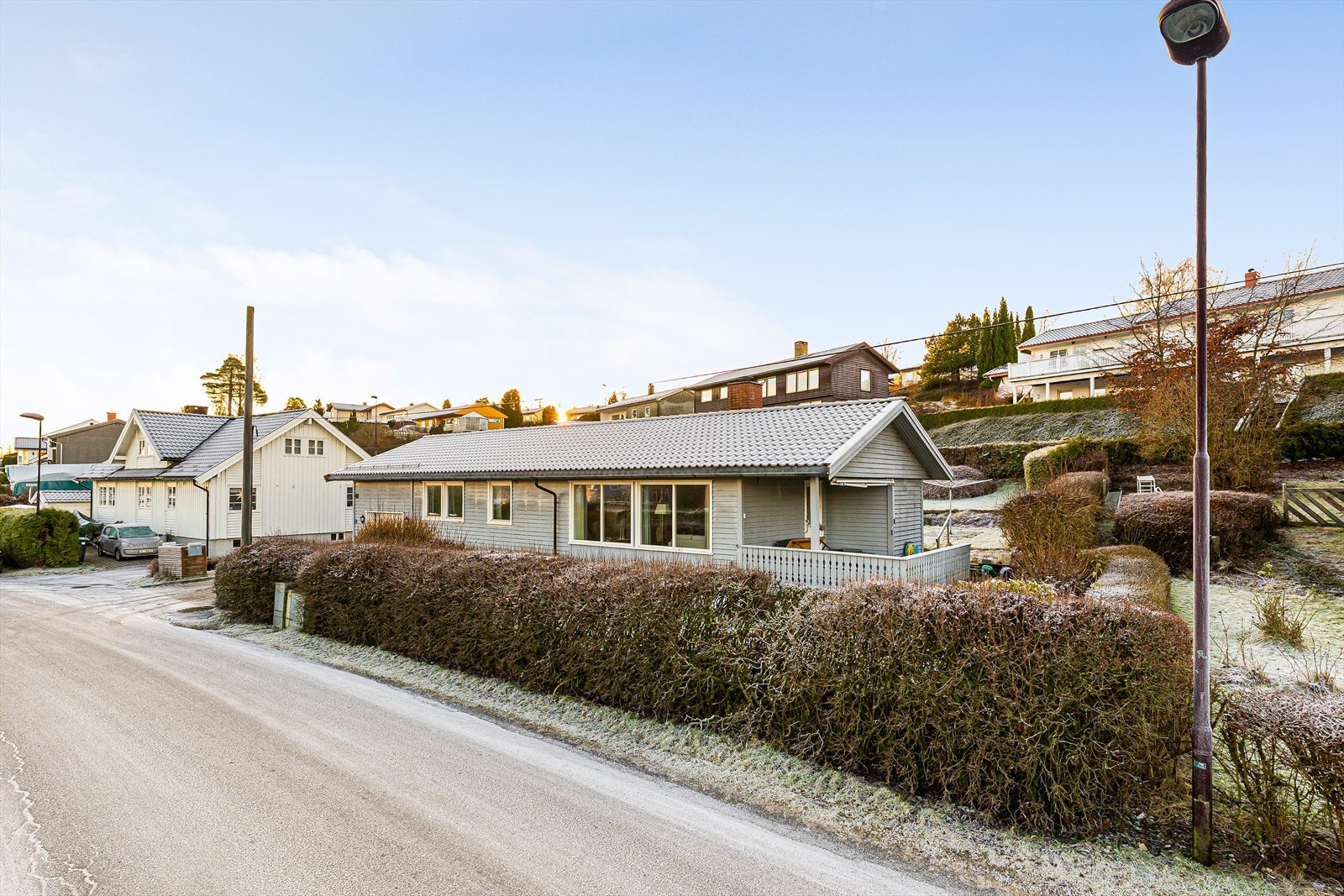 Velholdt enebolig med alle fasiliteter på hovedplan. Kjelleretasje med stort potensial, med baderom, innredet rom og romslige kjellerrom med takhøyde mellom 2.10 og 2.20 cm. Innlemmet garasje. Galleribilde