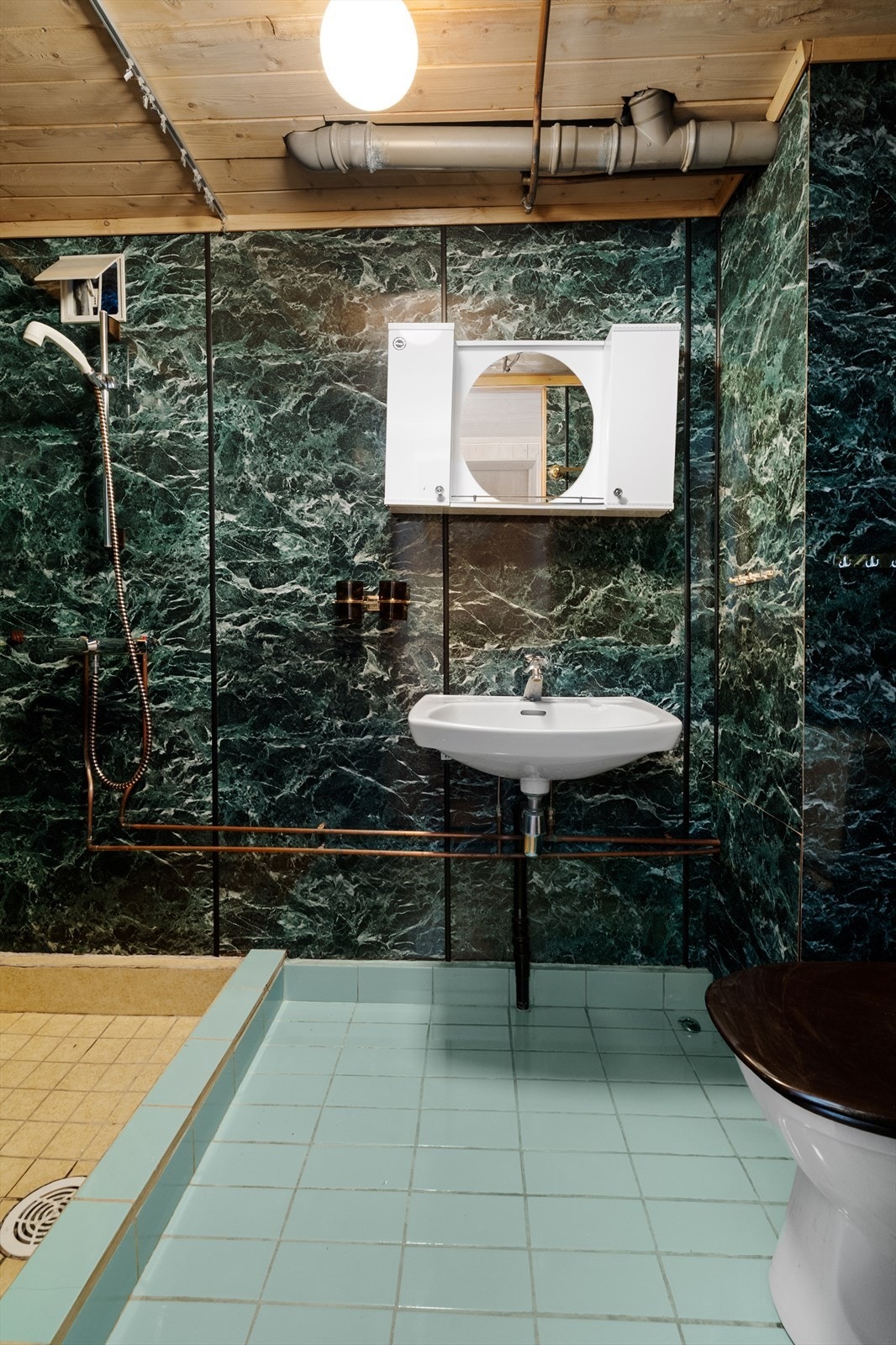 Bad i kjeller innehar standard fra byggeår, og må oppgraderes for å tåle normal bruk etter dagens krav. Galleribilde